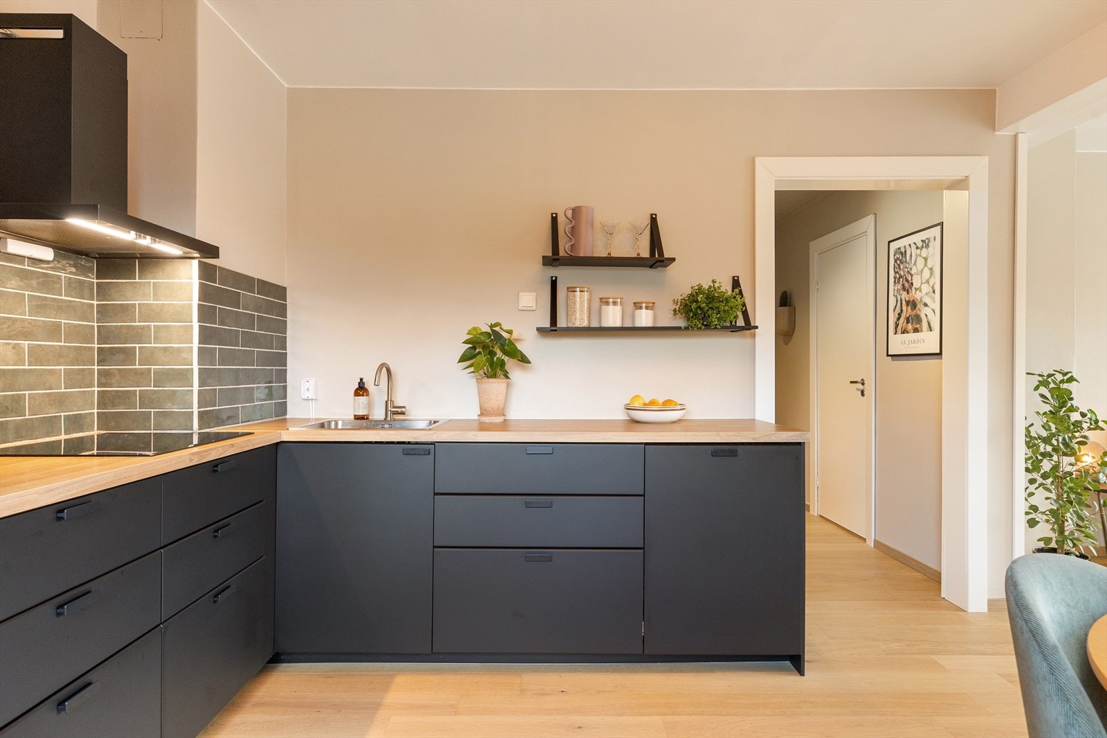 Benkeplaten er av laminat med en nedfelt vaskekum. Galleribilde