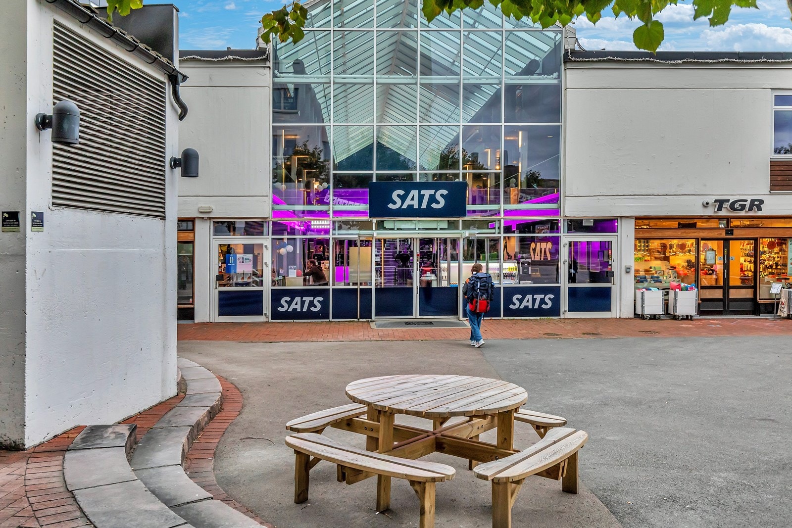 Sats på Lambertseter kort gange fra boligen. Enda nærmere leiligheten har du Sats Karlsrud og Crossfit kun 5 min gange unna boligen. Galleribilde