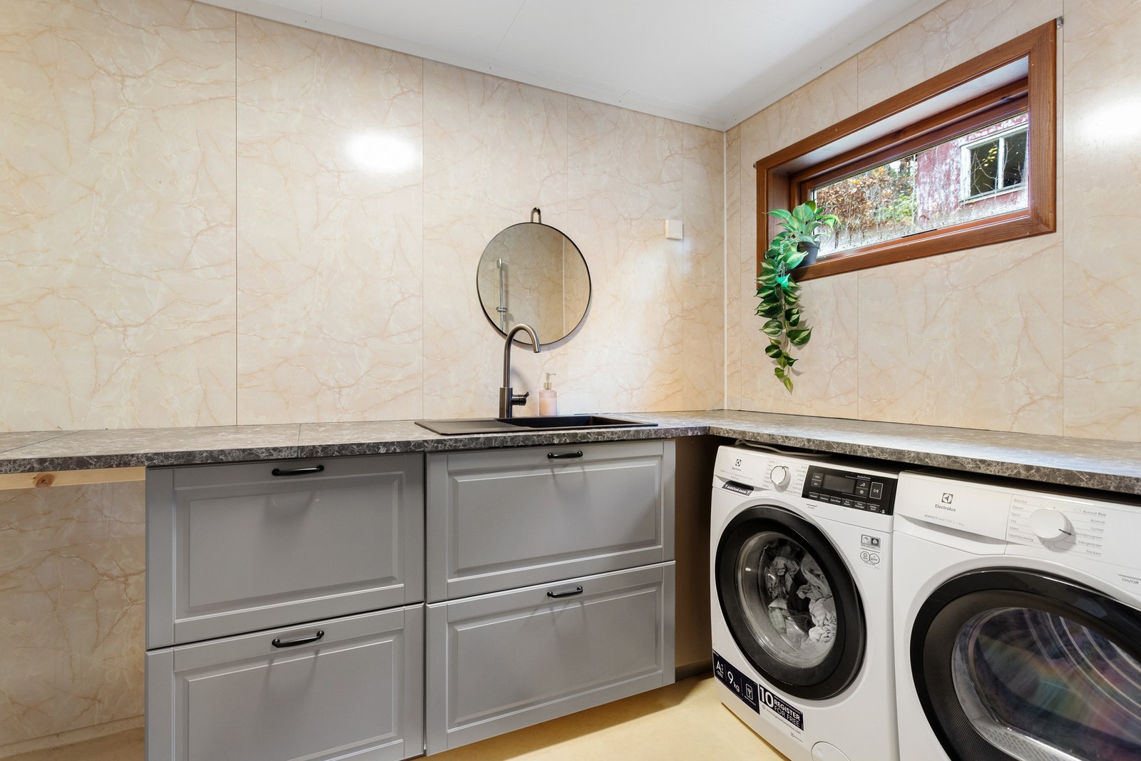 Vaskerom med eget toalett. Galleribilde