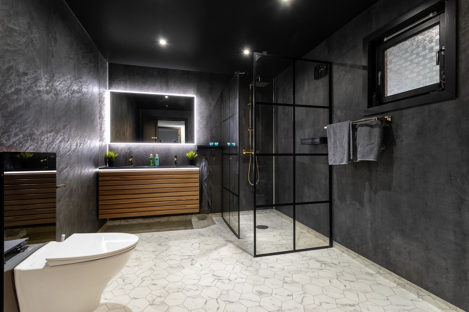 Delikat bad fra 2022. Her har man bl.a. vegghengt toalett. Galleribilde