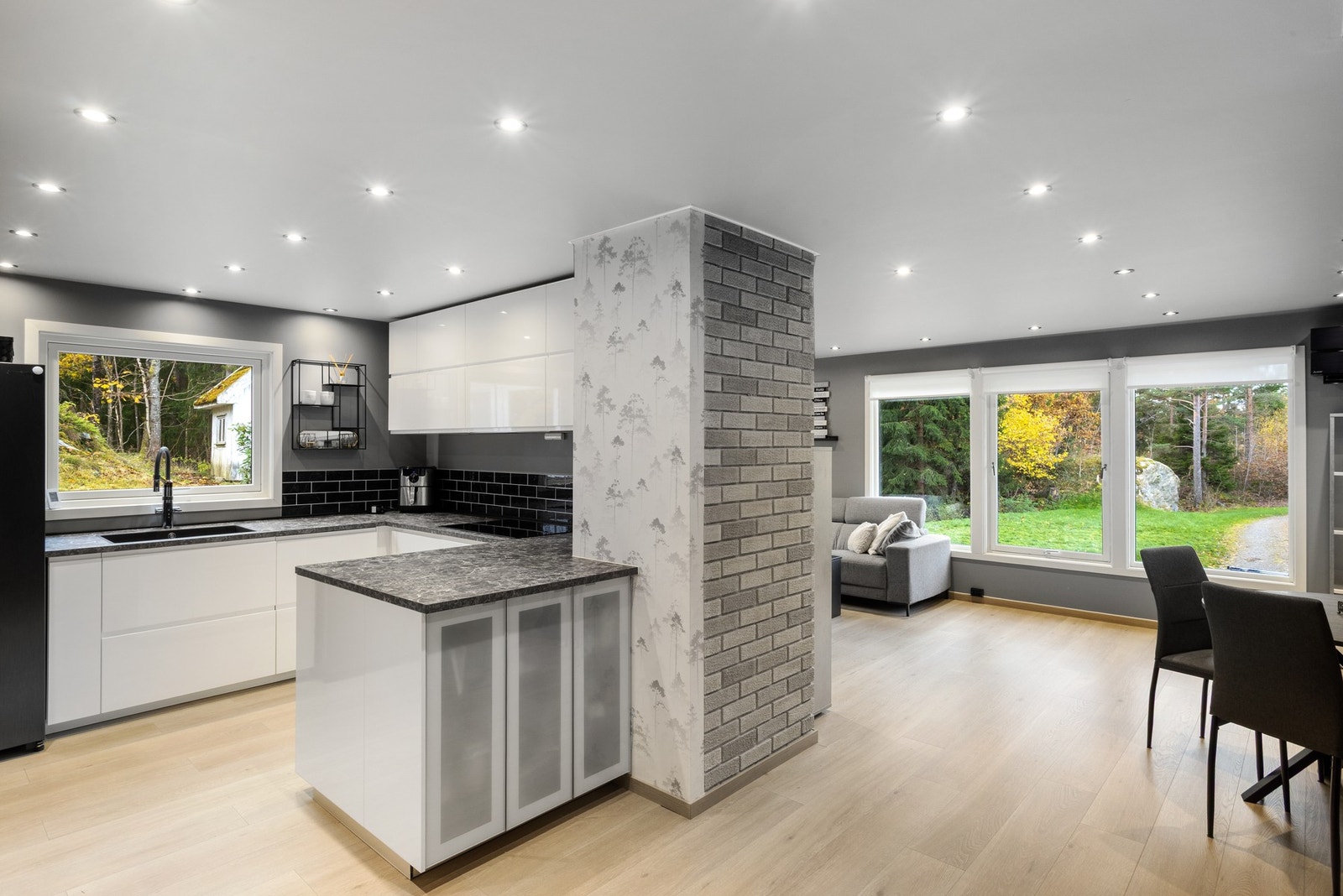 Praktisk kjøkken med mye skapplass og benkeplass. Galleribilde