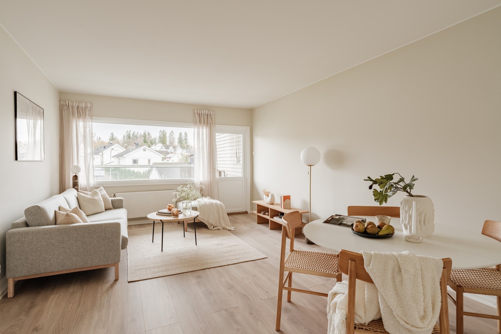 Stuen oppleves lys og luftig, og kan enkelt innredes med flere soner. Galleribilde