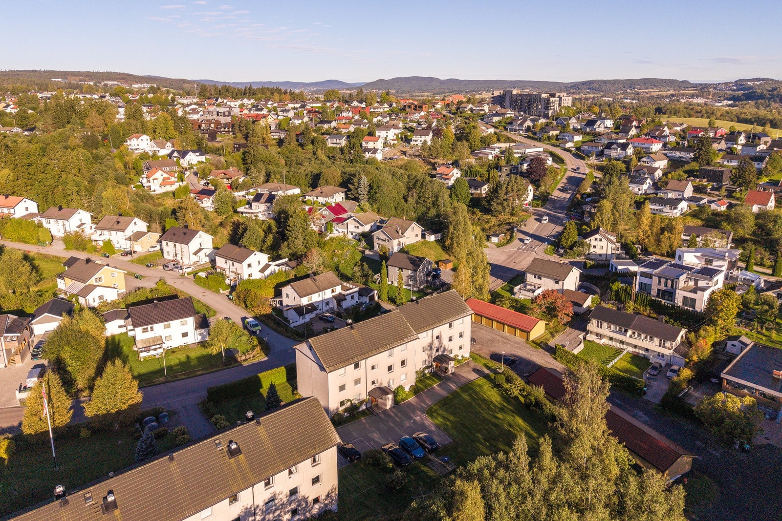 I tillegg har borettslaget garasjer i rekke på egen tomt. Styret i borettslaget bestemmer på grunnlag av ansiennitetsprinsippet hvilken av de interesserte andelseiere i borettslaget som skal overta plass som blir ledig. Galleribilde