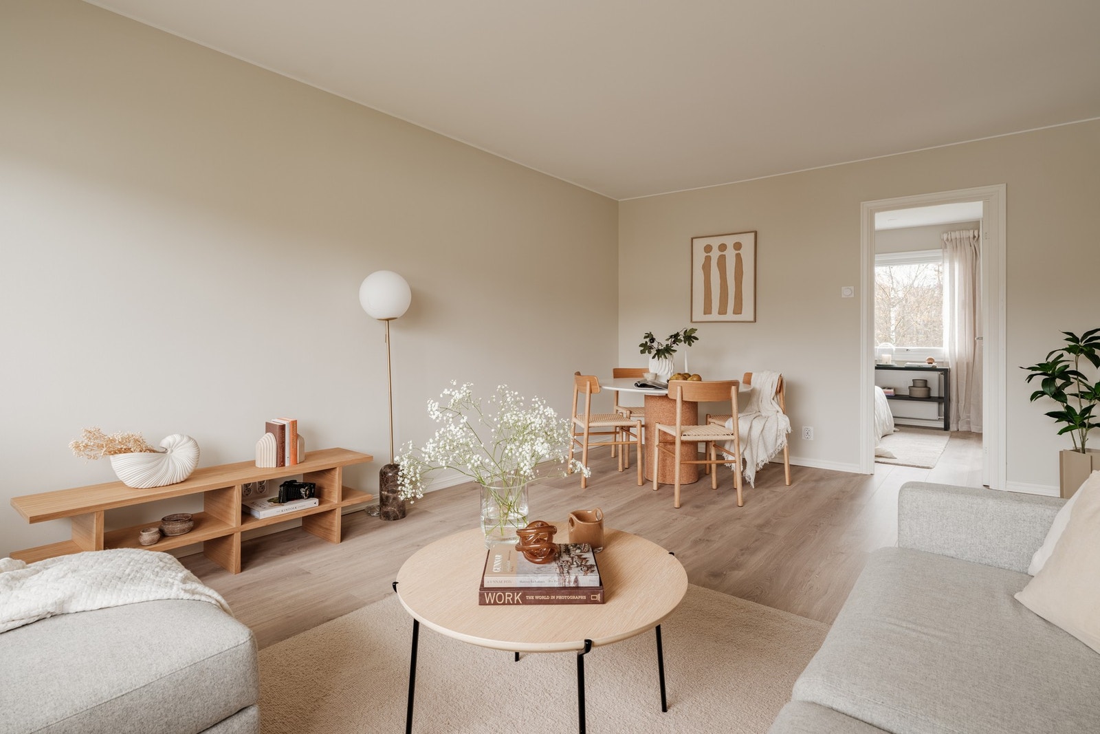 Fint beliggende i byggets 2. etasje, med gjennomgående og god planløsning. Galleribilde
