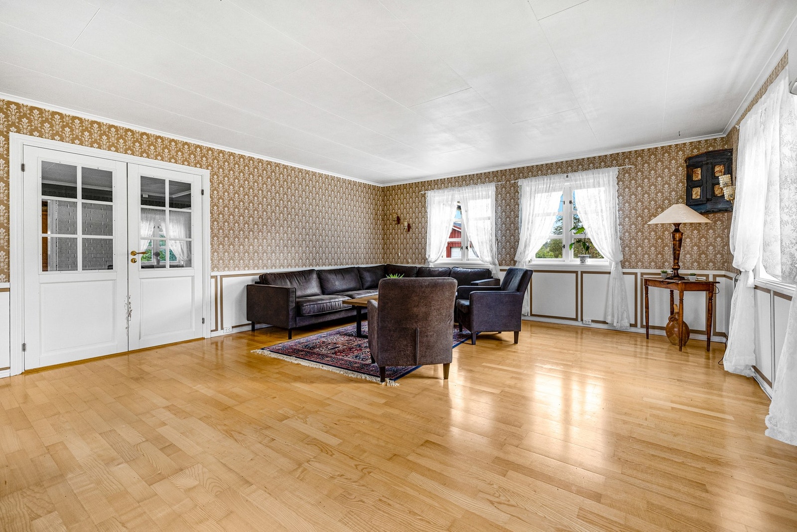 Med tre stuer totalt på hovedplanet, er det god plass til å innrede etter ønske og behov Galleribilde