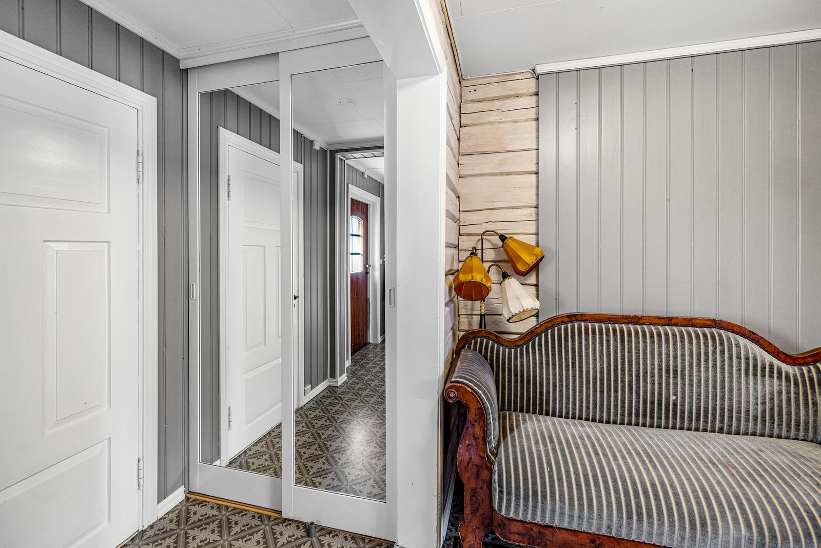 Praktisk garderobeløsning i entrè Galleribilde