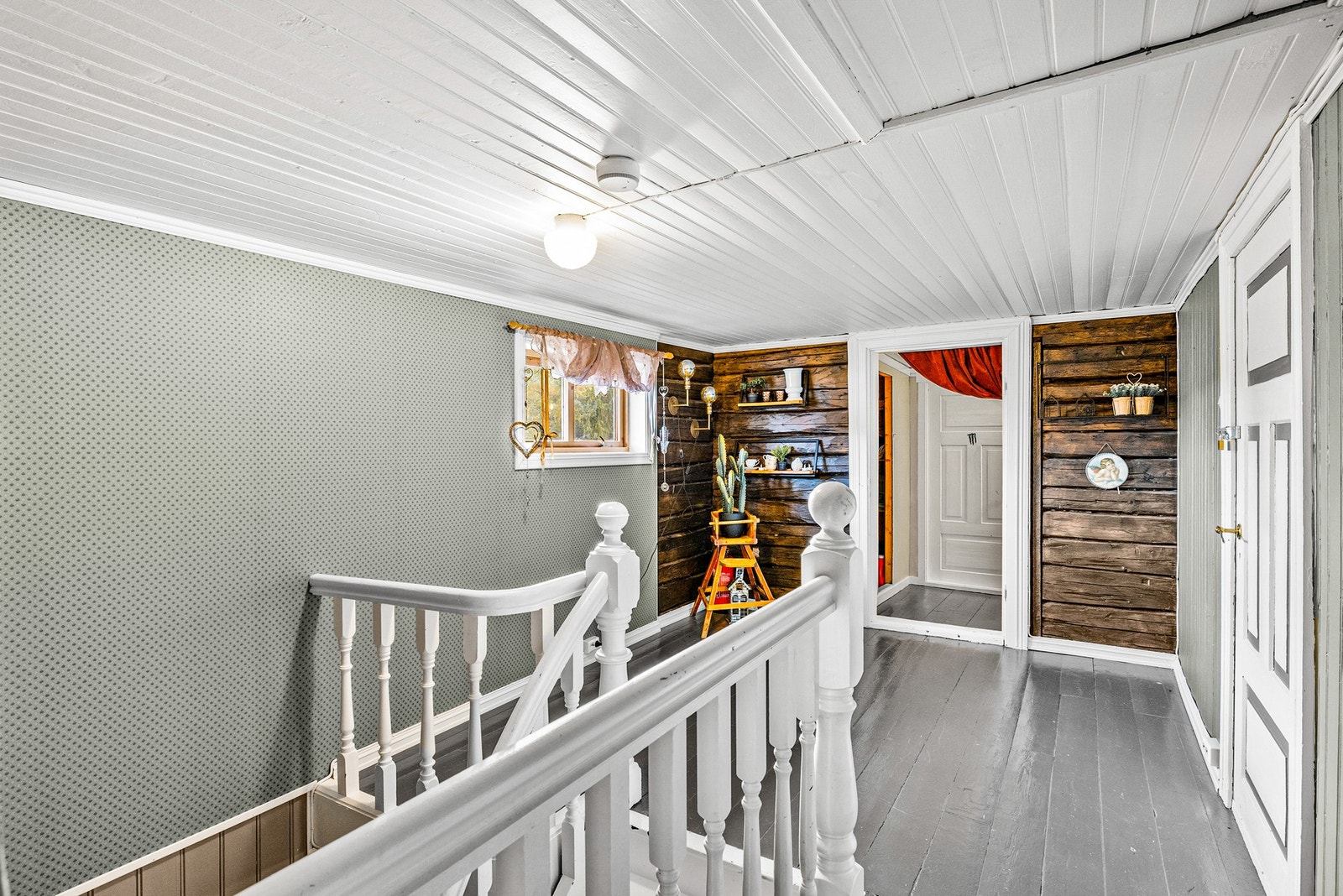 2.etasje består av 3 ganger, 5 soverom, bad og kott Galleribilde