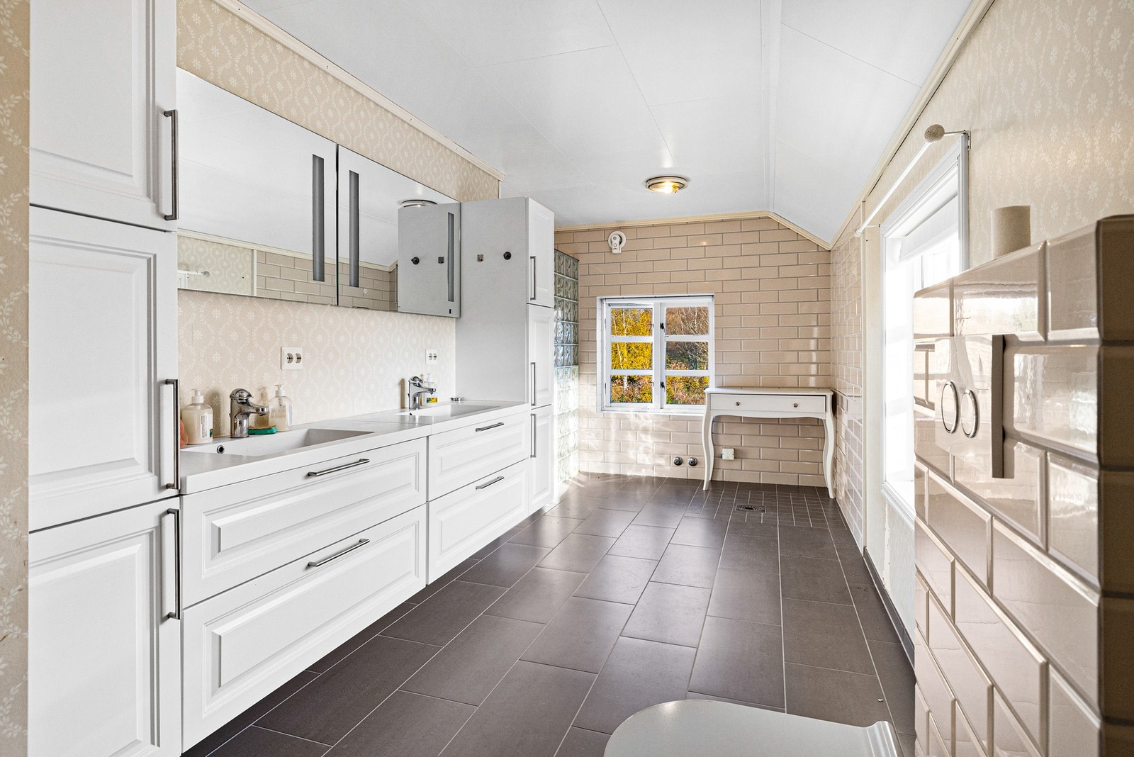 Badet kombinerer delikate detaljer med et klassisk og tidløst uttrykk Galleribilde