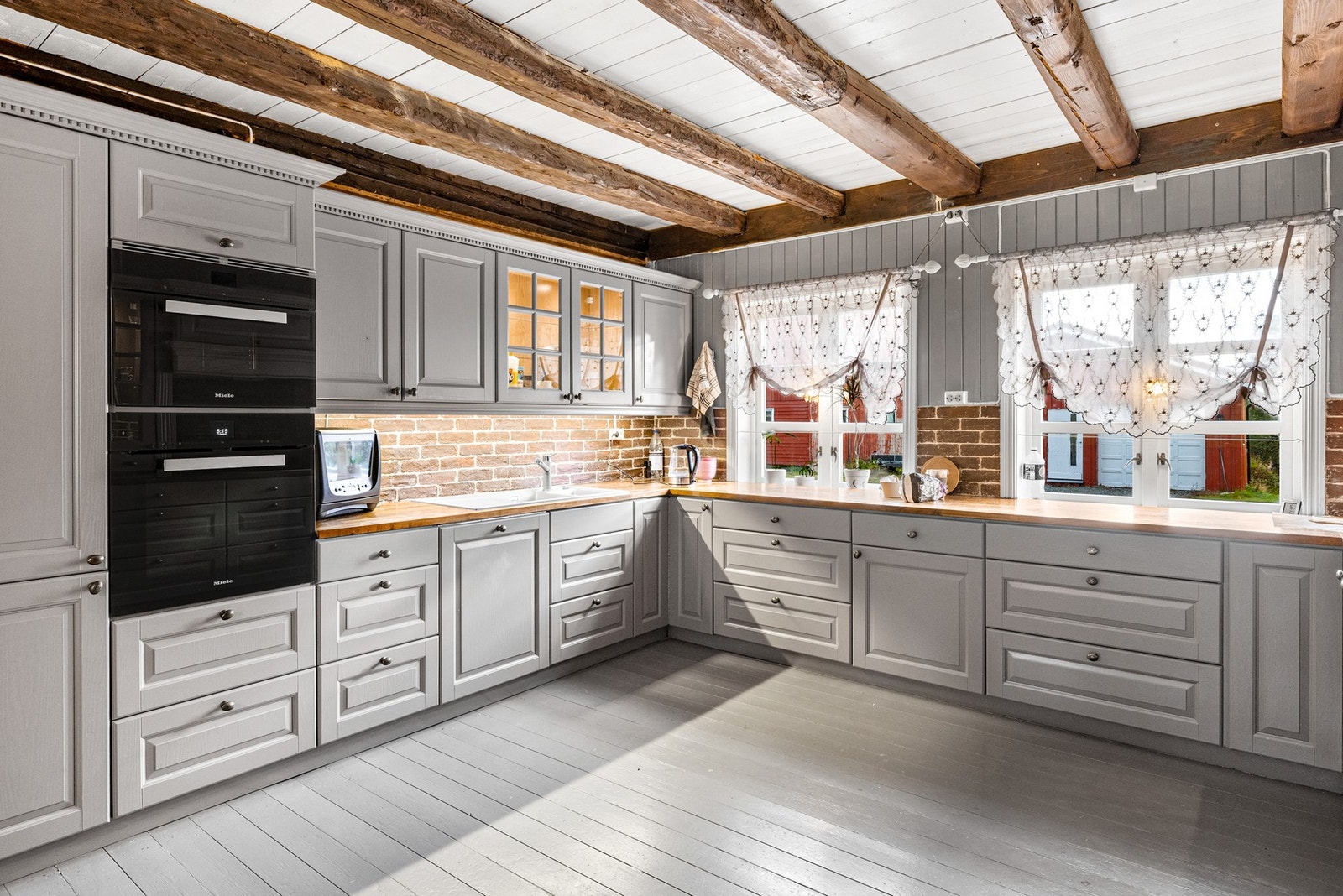 Kjøkkenet utgjør husets hjerte. God plass til både matlaging og hyggelige stunder Galleribilde