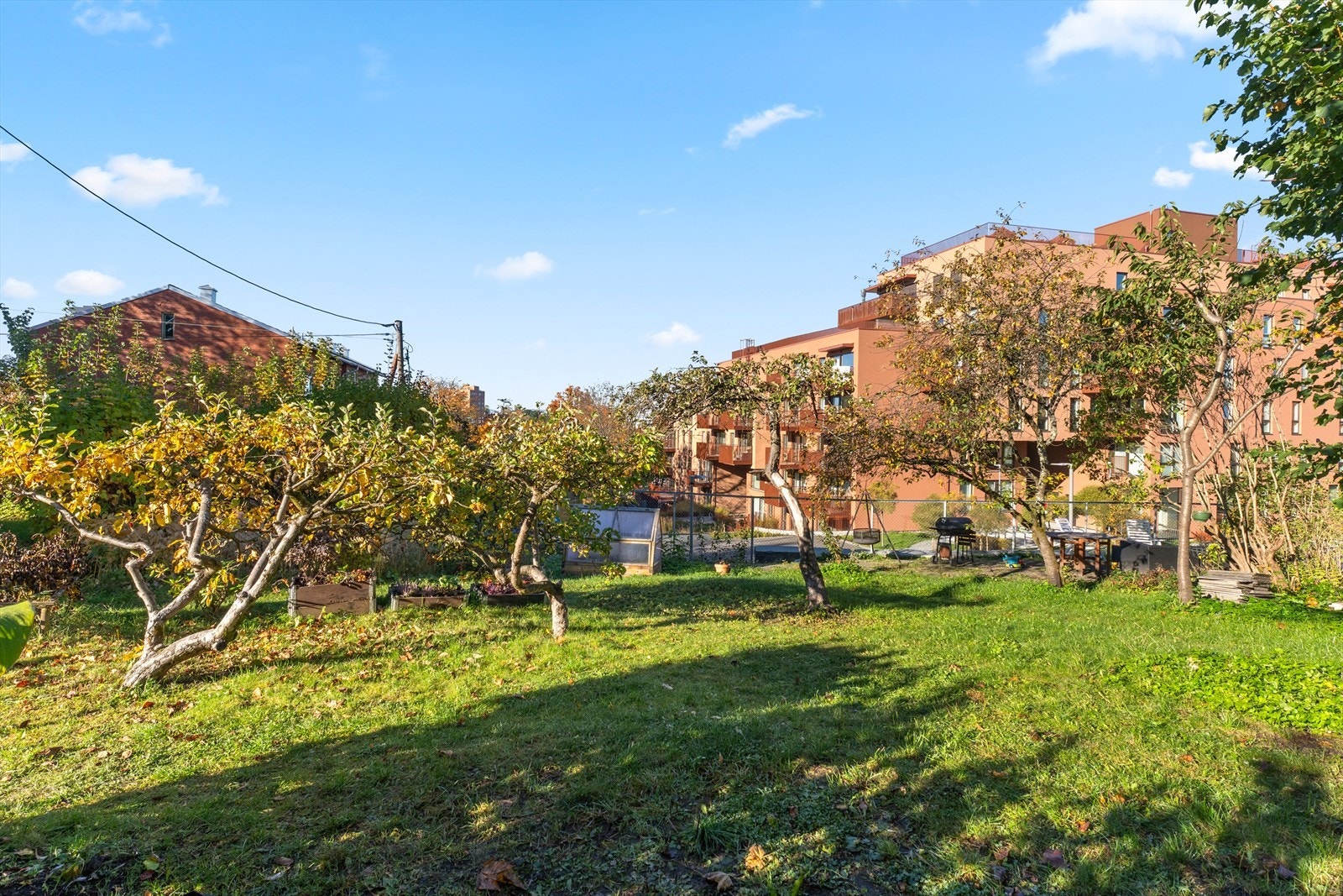 Fra parsellen er åpent og luftig utsyn. Sol til cirka kl. 21.30 sommerstid. Galleribilde