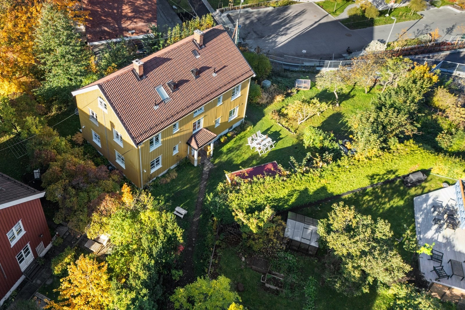 Fra luften ser man tydelig hvor fint boligen er plassert, med stor hage og gode solforhold. Galleribilde