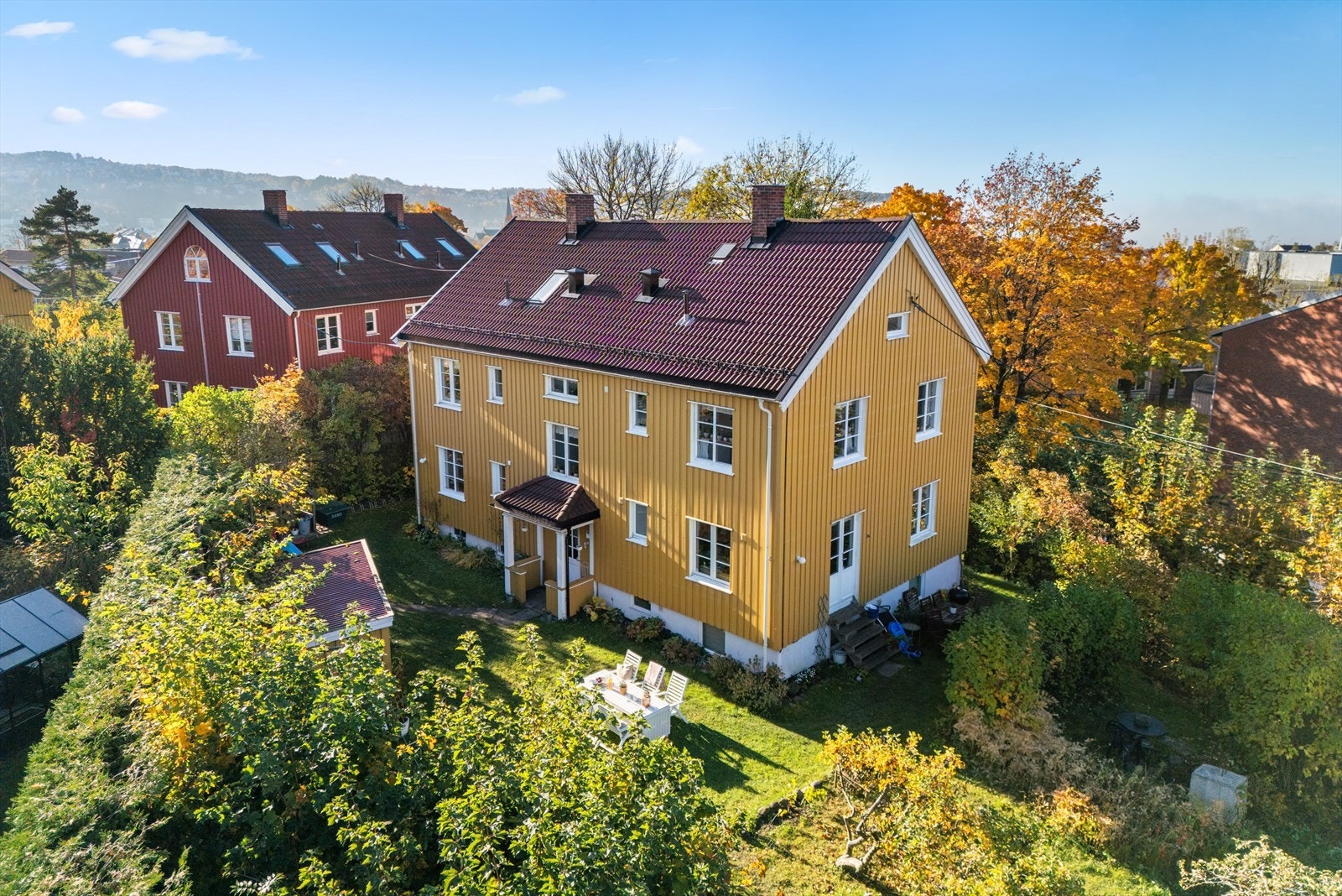 De frodige omgivelsene midt i byen gjør dette tli en unik mulighet å skape et drømmehjem! Galleribilde