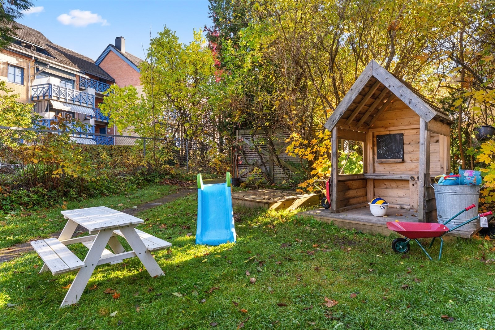 Hagen gir trygge og grønne omgivelser - perfekt for lek og morro for de minste. Galleribilde