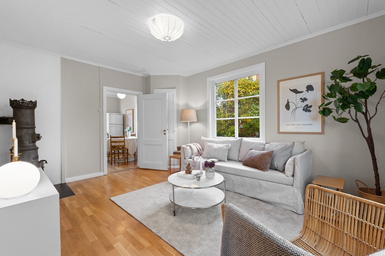 I bakre del av stuen er det et originalt plassbygget skap. Galleribilde