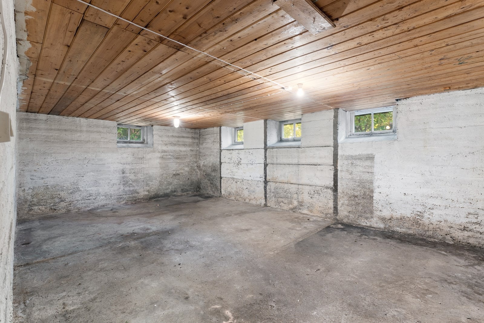 Kjeller på 42 kvm og mange vinduer. Et annet hus har laget 3 soverom og et bad i tilsvarende kjeller Galleribilde