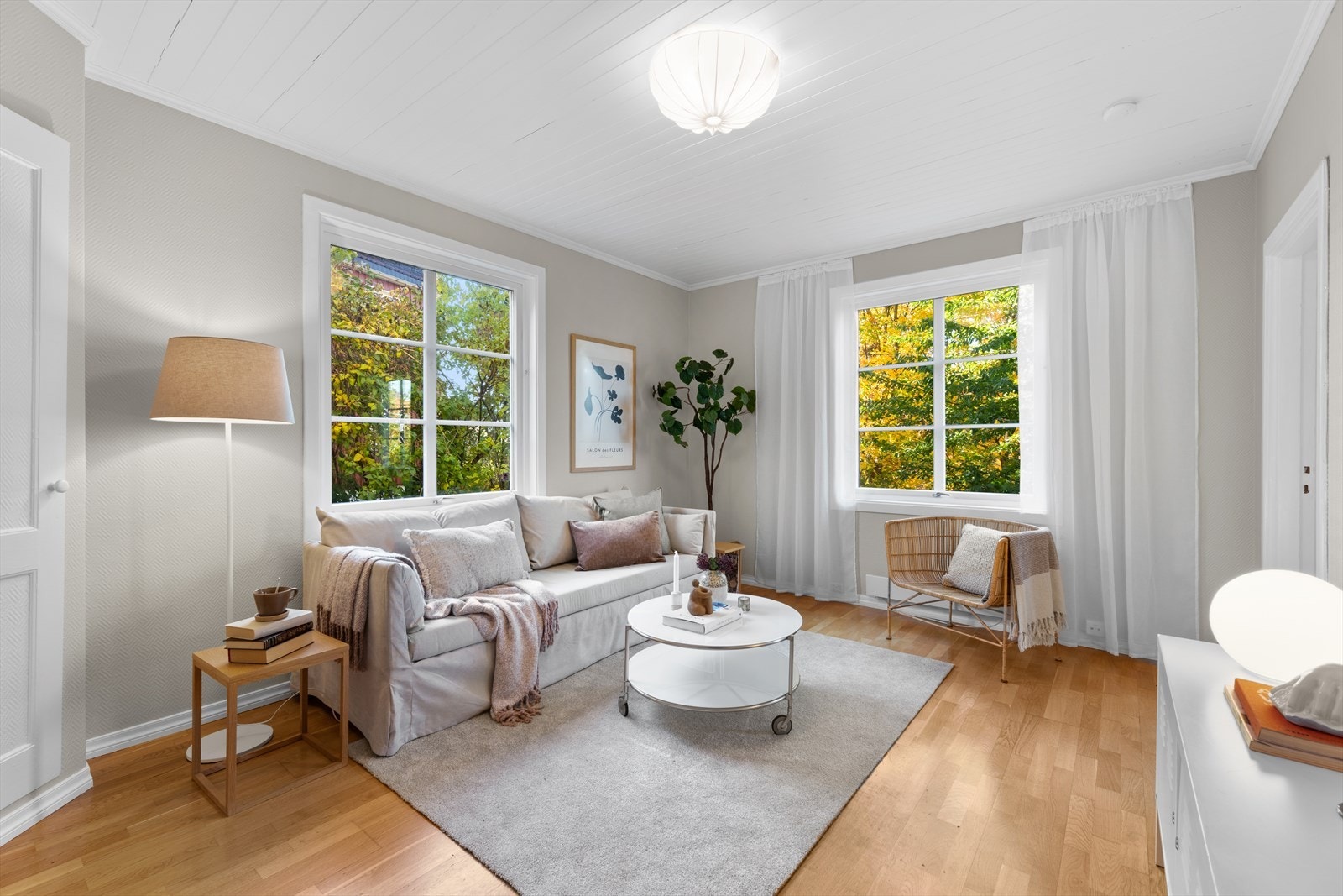 Lys og sjarmerende stue med store krysspostvinduer i mot syd og vest med frodig utsyn og fritt for innsyn. Galleribilde