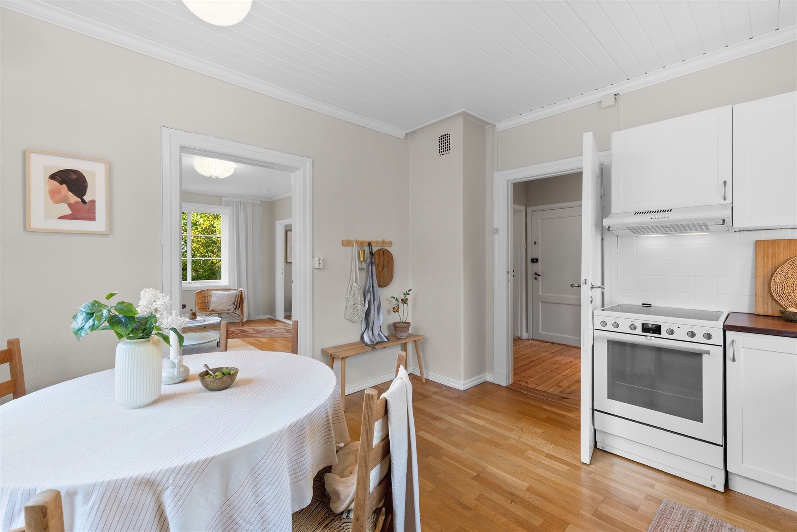 Kjøkkenet har opplegg for oppvaskmaskin, avtrekksvifte med kullfilter og plass til frittstående hvitevarer. Galleribilde