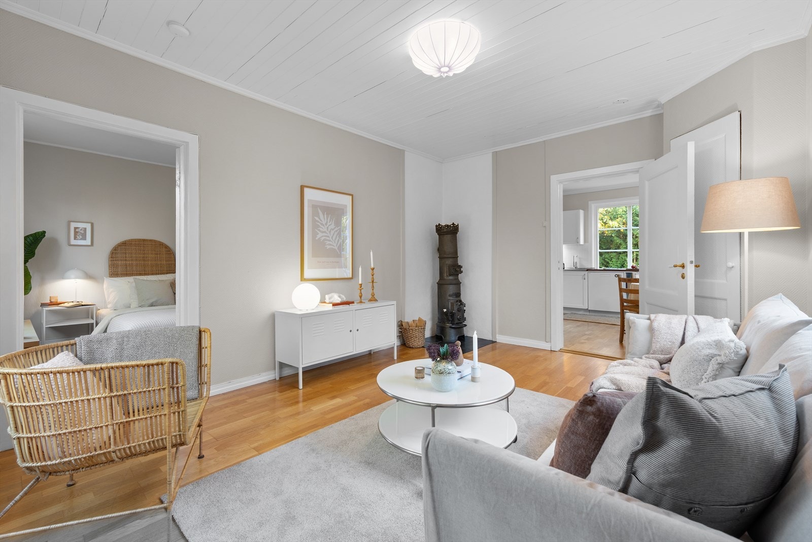 Etasjen har vinduer store vinduer i tre himmelretninger og gjennomgående lys. Galleribilde