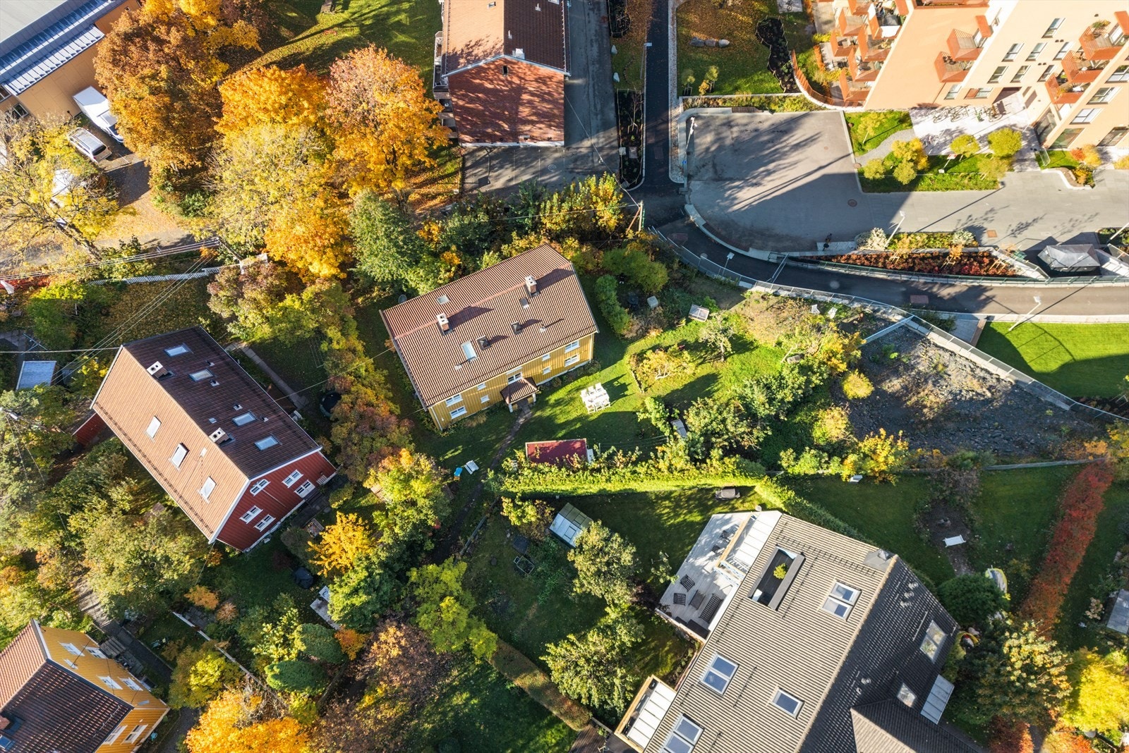 Hagebyen er en av de mest etterspurte adressene i området og firemannsboligen ligger innerst på feltet i nærmest bilfire omgivelser. Galleribilde