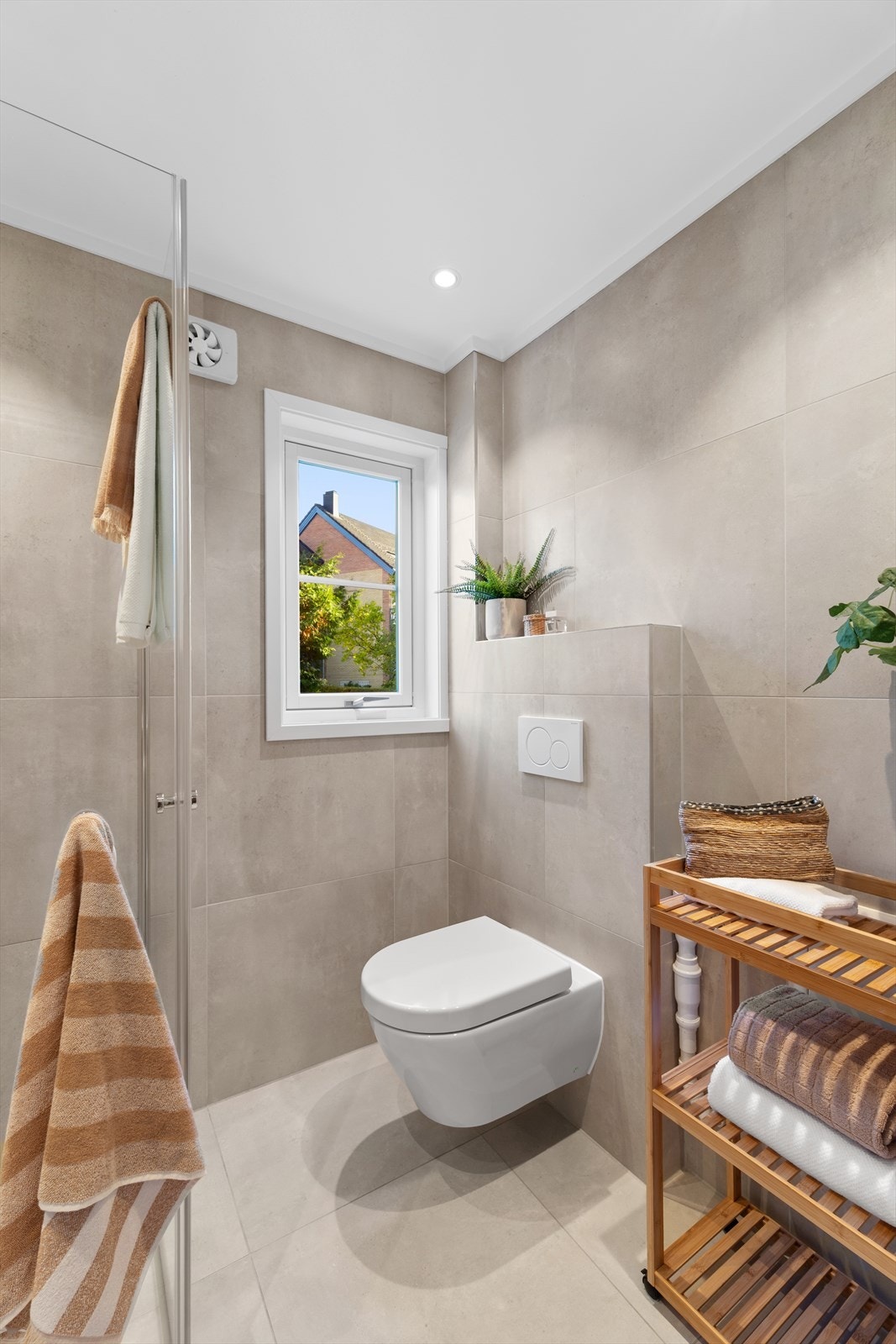 Badet er helflislagt og har gulvvarme for økt komfort. Badevinduet ble skiftet i 2020. Galleribilde