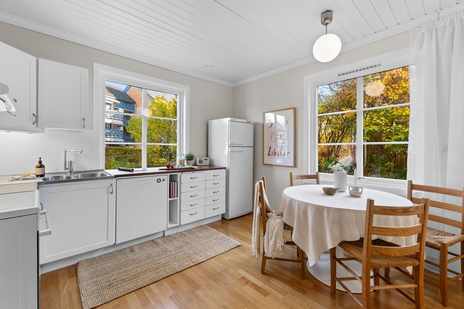 Stort og høyreiste krysspostvinduer gir rikelig med dagslys. Galleribilde