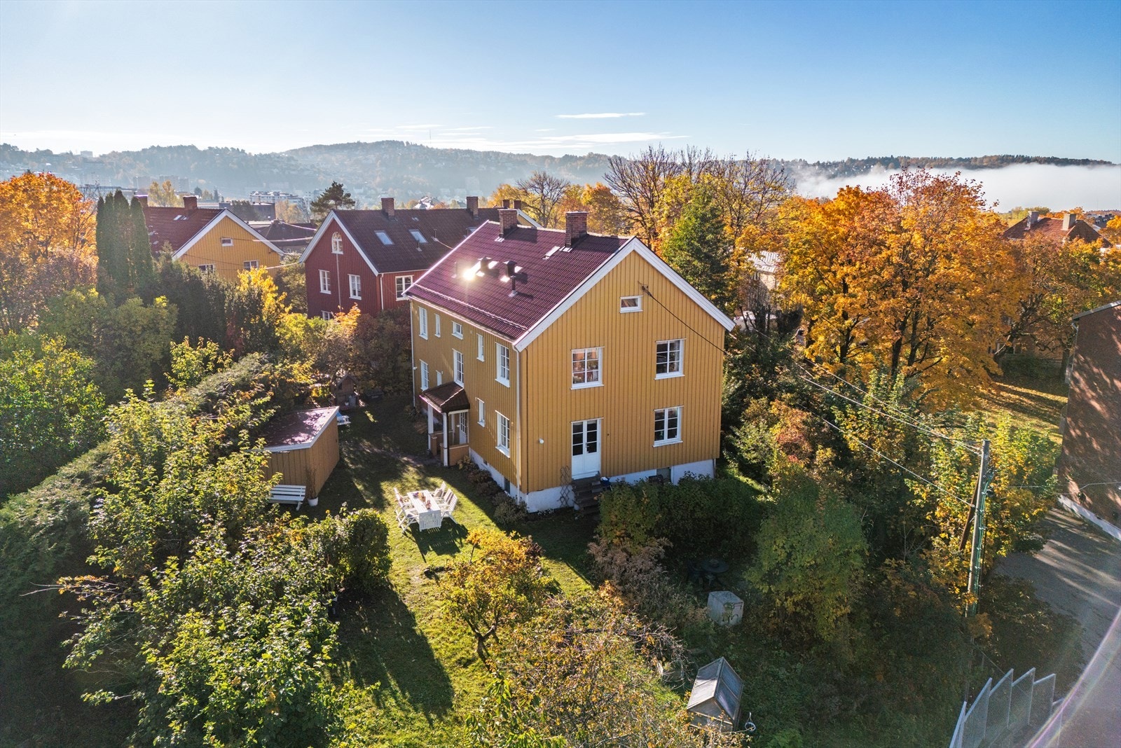Plasseringen innerst i veien gir en fin kombinasjon av stor hage rundt huset og en luftig og solrik atmosfære. Galleribilde