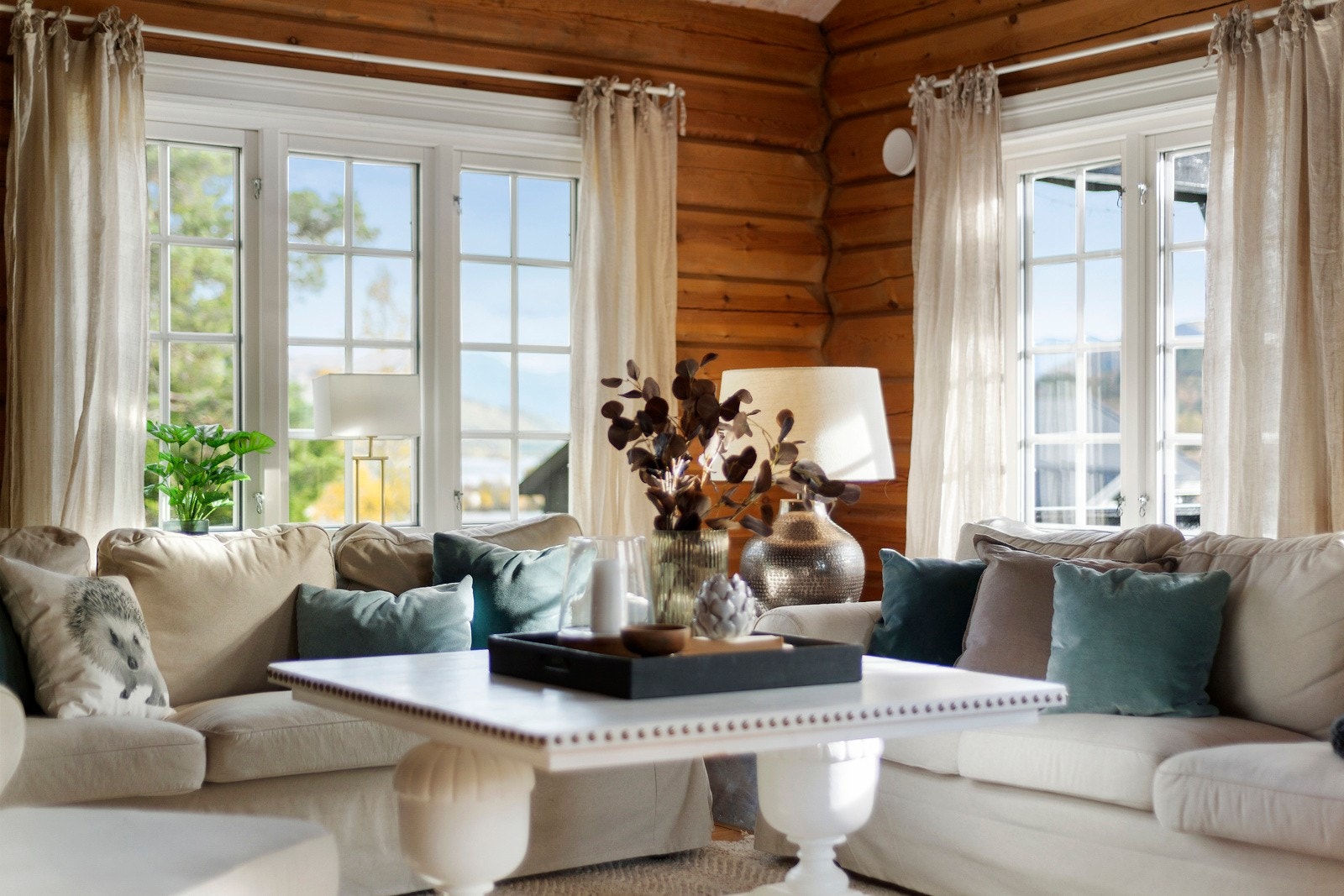 En har fin utsikt over Nysætervatnet fra stuen. Galleribilde