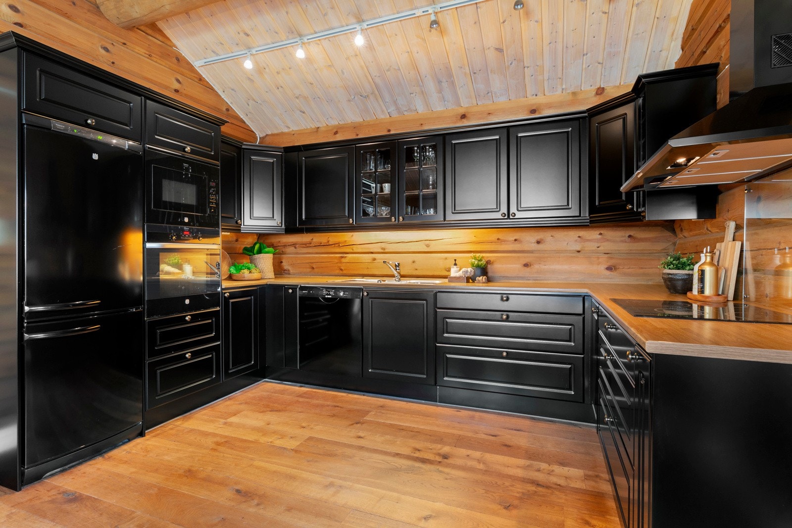 Sort kjøkken som kler hytta godt. Galleribilde