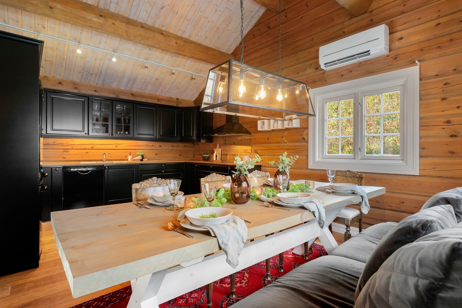 Sosialt og kjekt med så god størrelse på kjøkkenet - her har man god plass til familie og vennner i hyggelig lag. Galleribilde