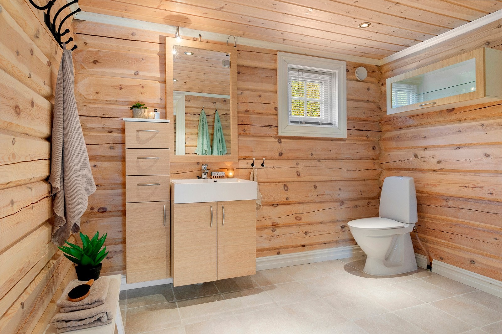 Bad med fliser på gulvet. Her er innredning med servant, toalett og dusjkabinett. Romslig størrelse på rommet. Galleribilde