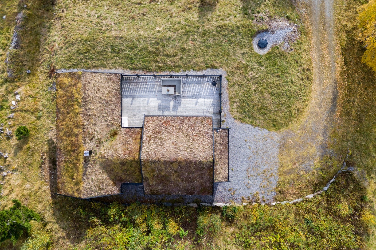 Her ser man tomten i fuleperspektiv. God plass til parkering, store utareal med terrasse, og øverst i hjørnet ser man minirenseanlegget. Galleribilde