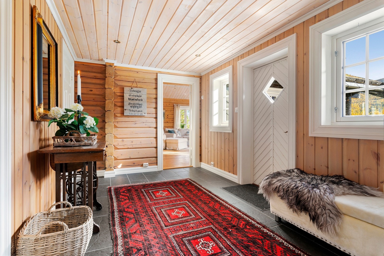 Hallen er stor og fin med god plass til av- og påkledning når familien skal ut på tur. Det er fliser på gulvet og varmekabler. Galleribilde