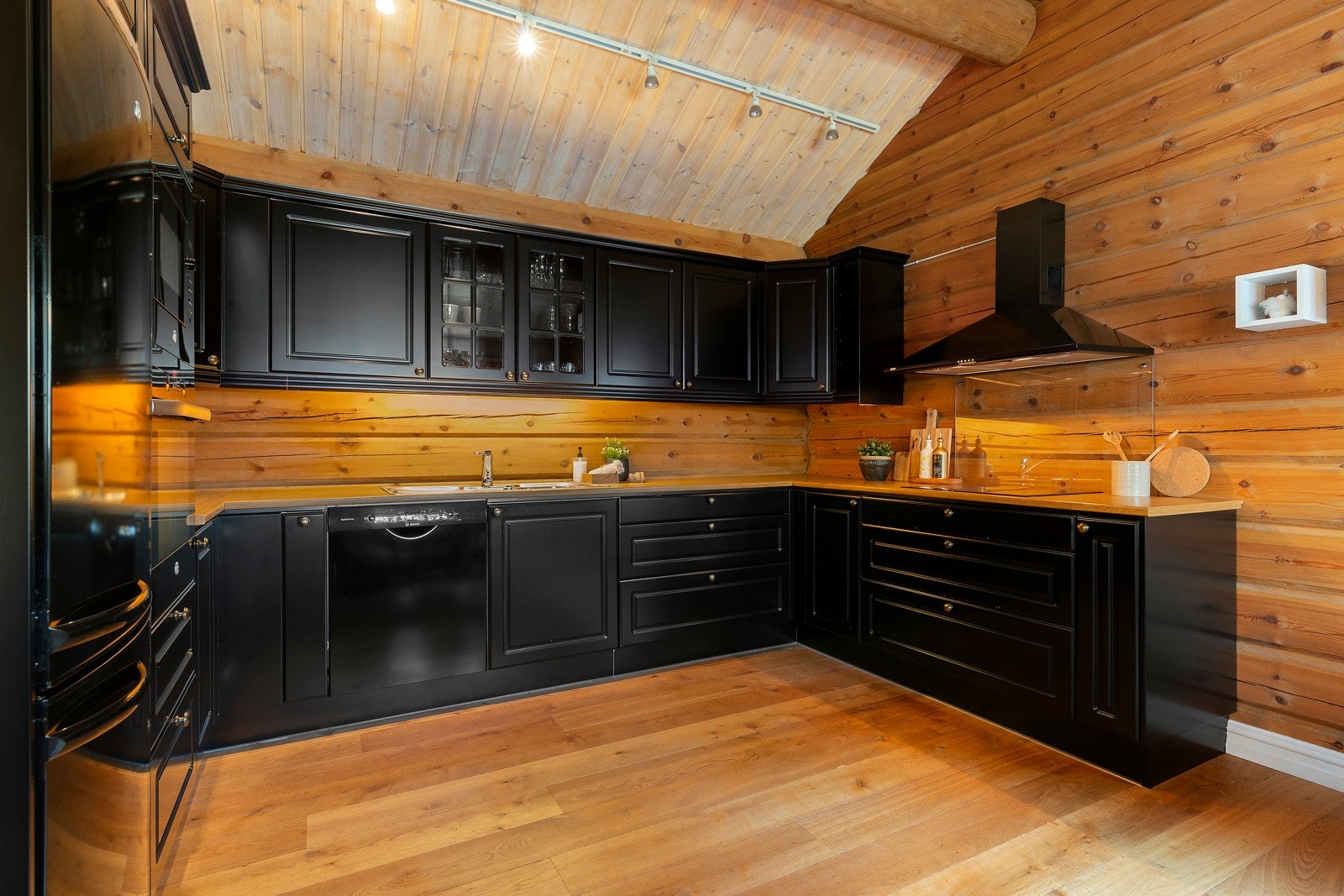 Kjøkkenet har godt med ska- og benkeplass. Et praktisk og godt kjøkken med integrerte hvitevarer. Galleribilde