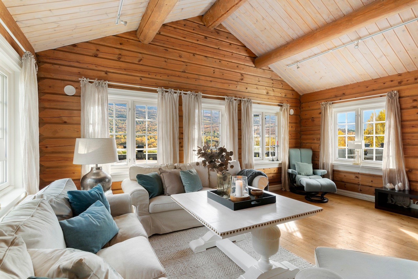 Lune og fine fargetoner. Hytten selges møblert - med visse unntak. Galleribilde