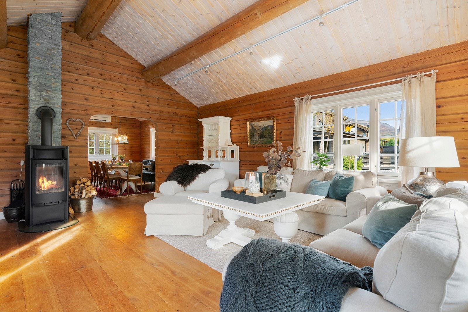 Stuen er romslig med god plass til møblering. Her er god takhøyde og godt med naturlig lys - dette gir en fin romfølelse. Galleribilde