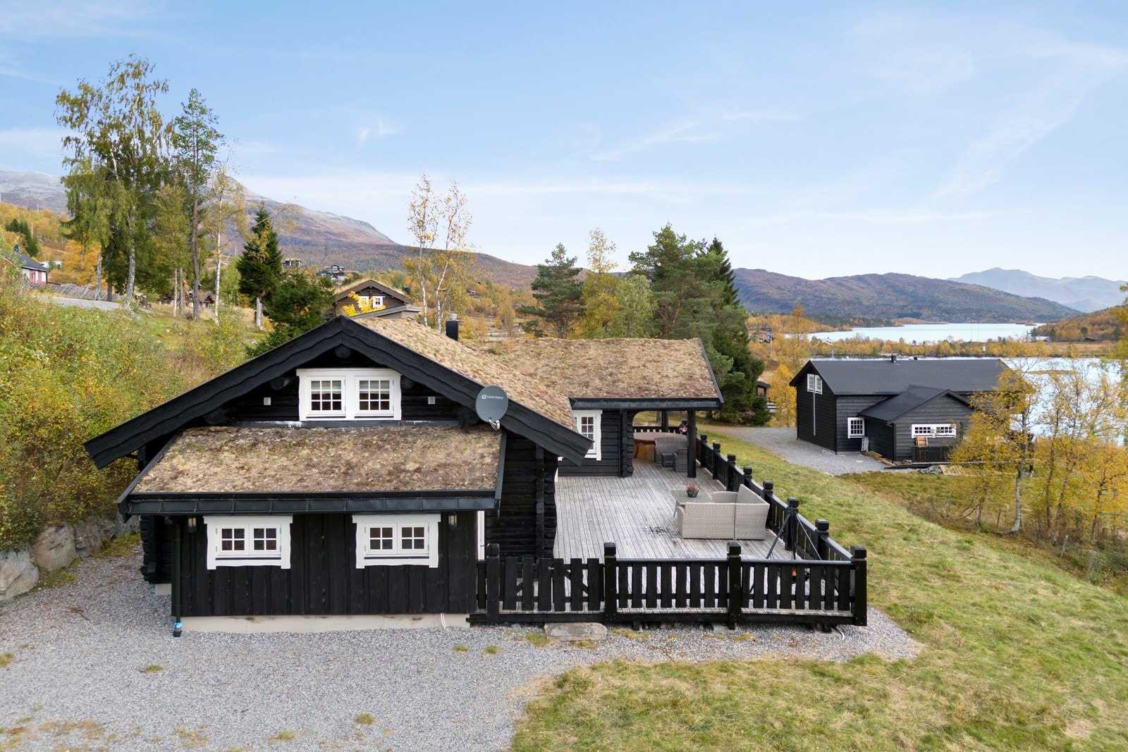 Det er god plass til parkering på tomten - i tillegg er det tinglyst rett til parkering oppe ved veien. Galleribilde