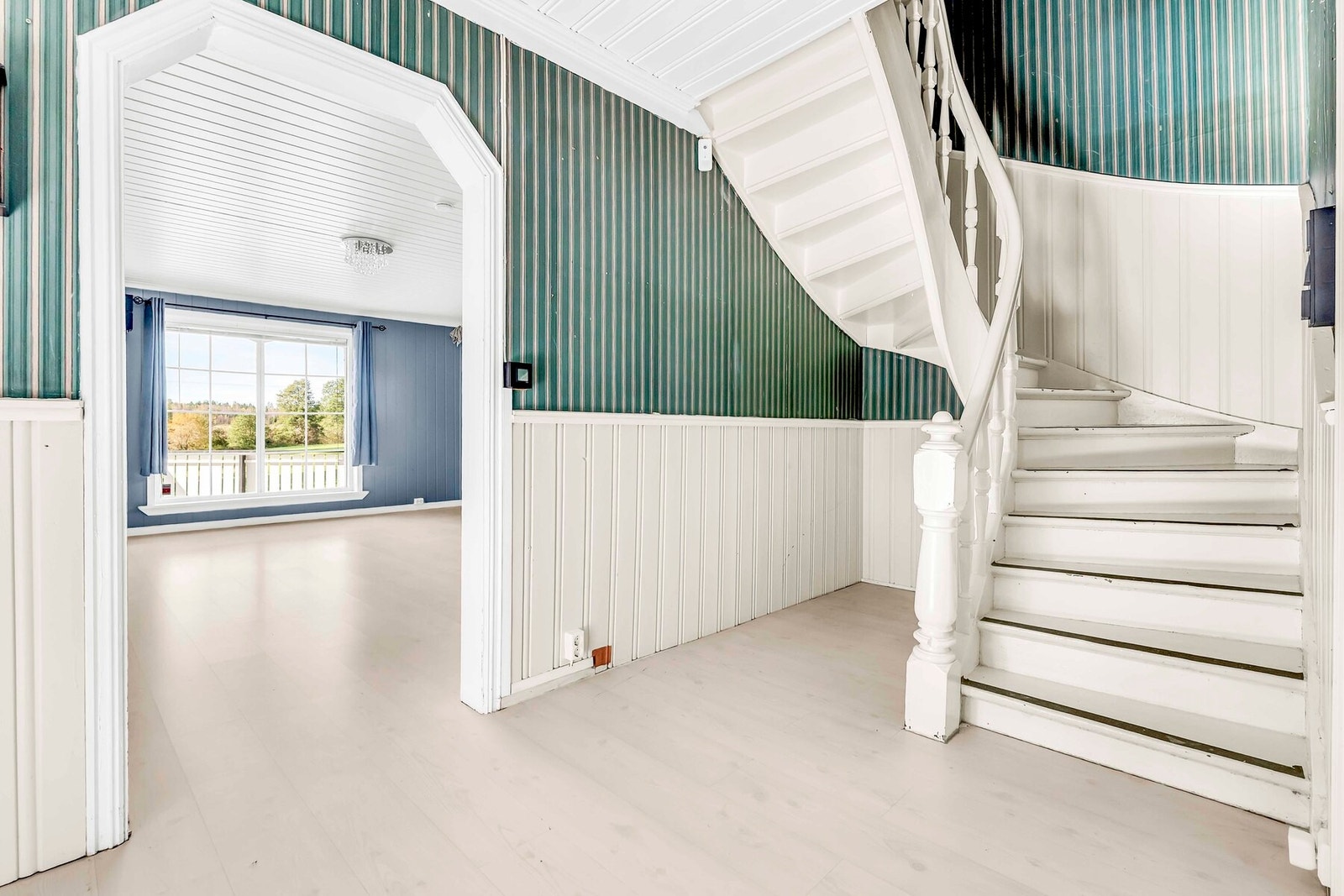 Hall med god plass og trapp til andre etasje. Her er det varme i gulvet Galleribilde