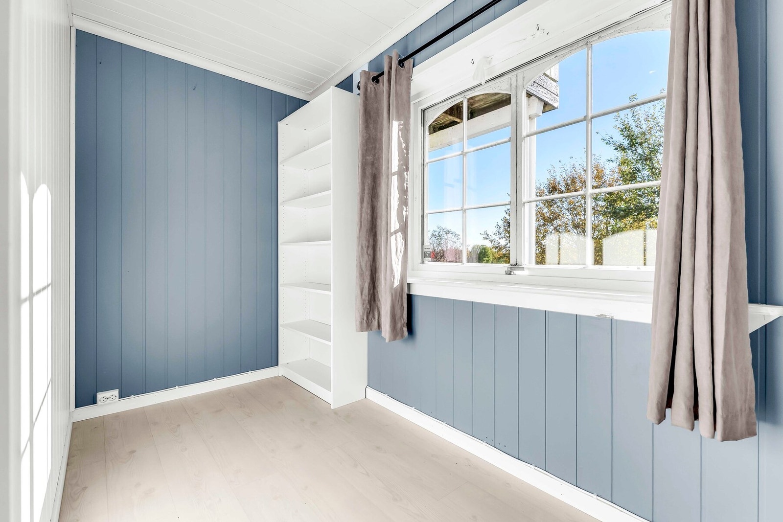 Kontor/lite soverom etablert i deler av stuen i første etasje Galleribilde