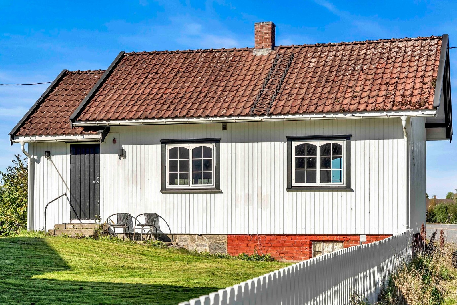 Sidebygningen som inneholder nyere bad, kjøkken, stue og soverom. Hele bygningen er nyere innvendig pusset opp Galleribilde