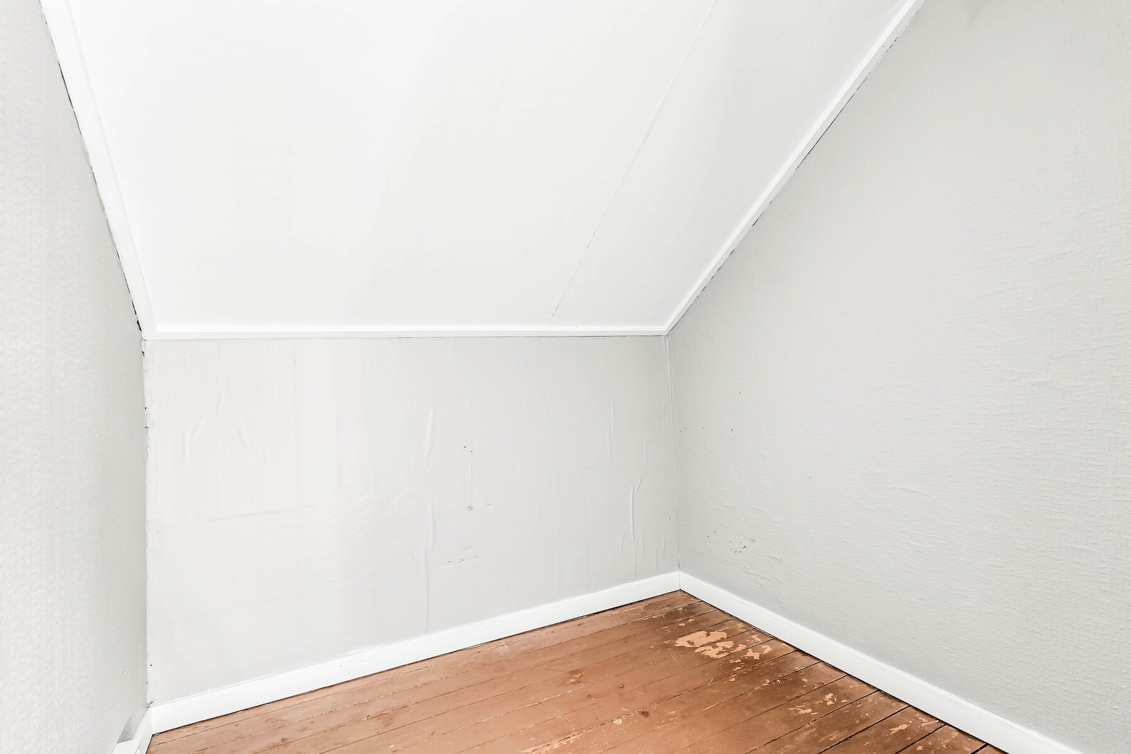 Det er godt med lagringsplass i flere alkover i andre etasje Galleribilde