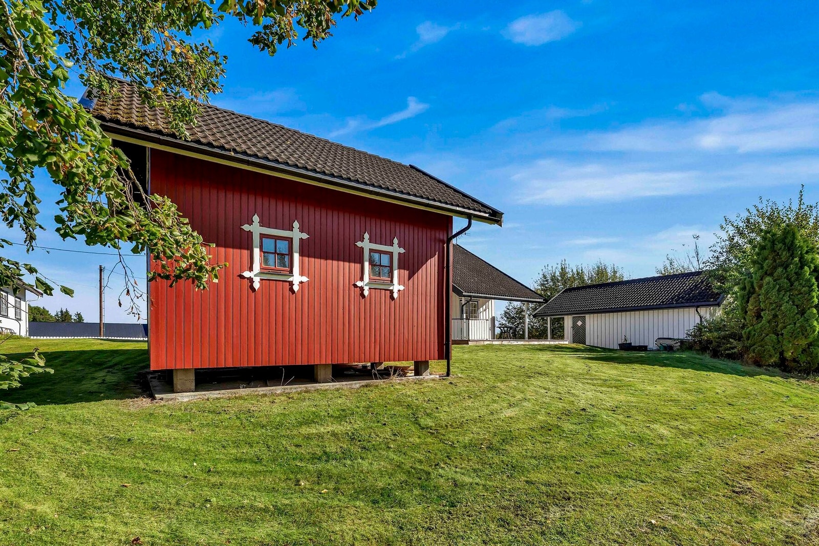 Eiendommen består av stabbur, enebolig, sidebygning og dobbel garasje Galleribilde