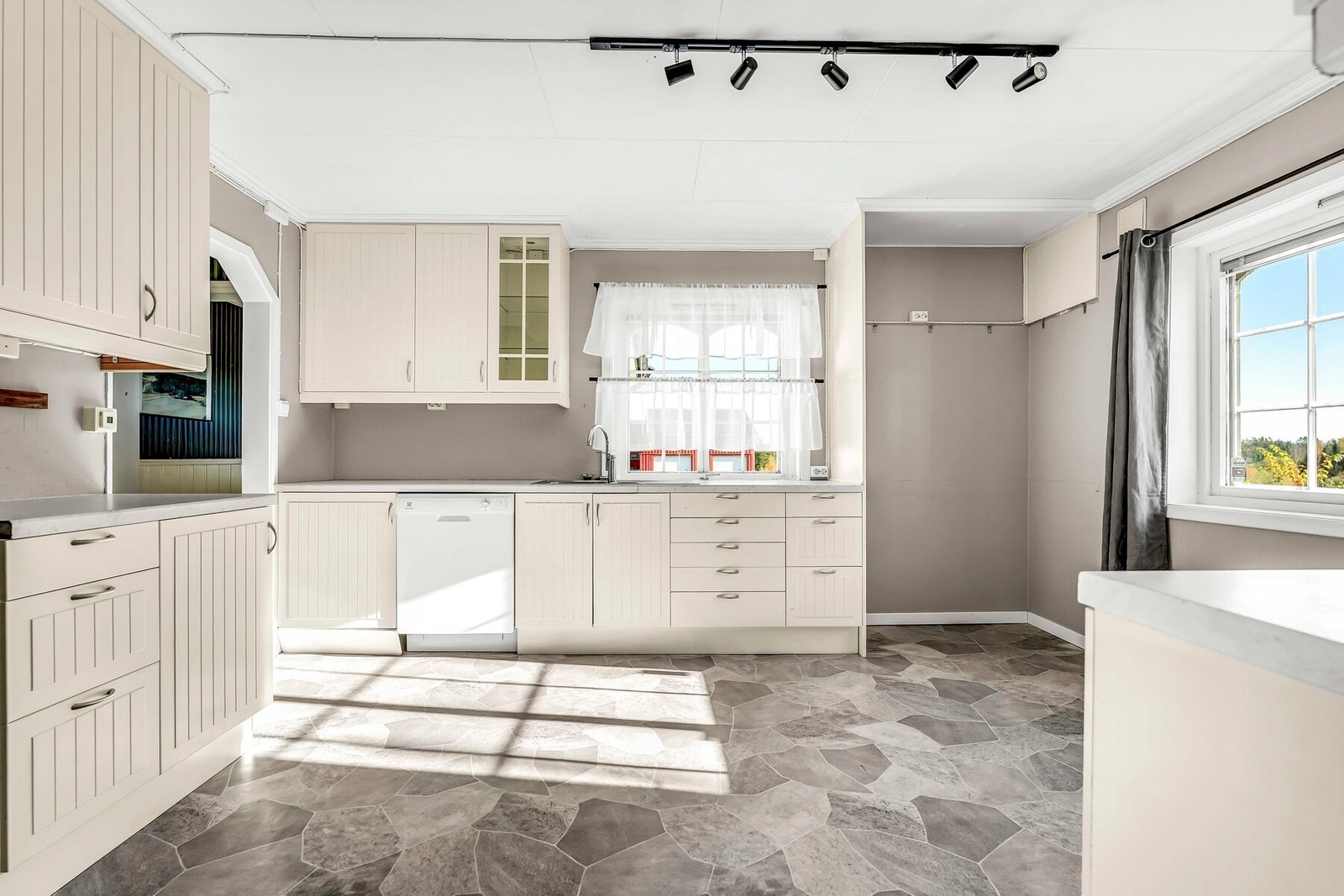 Stort kjøkken med praktisk innredning og spiseplass Galleribilde