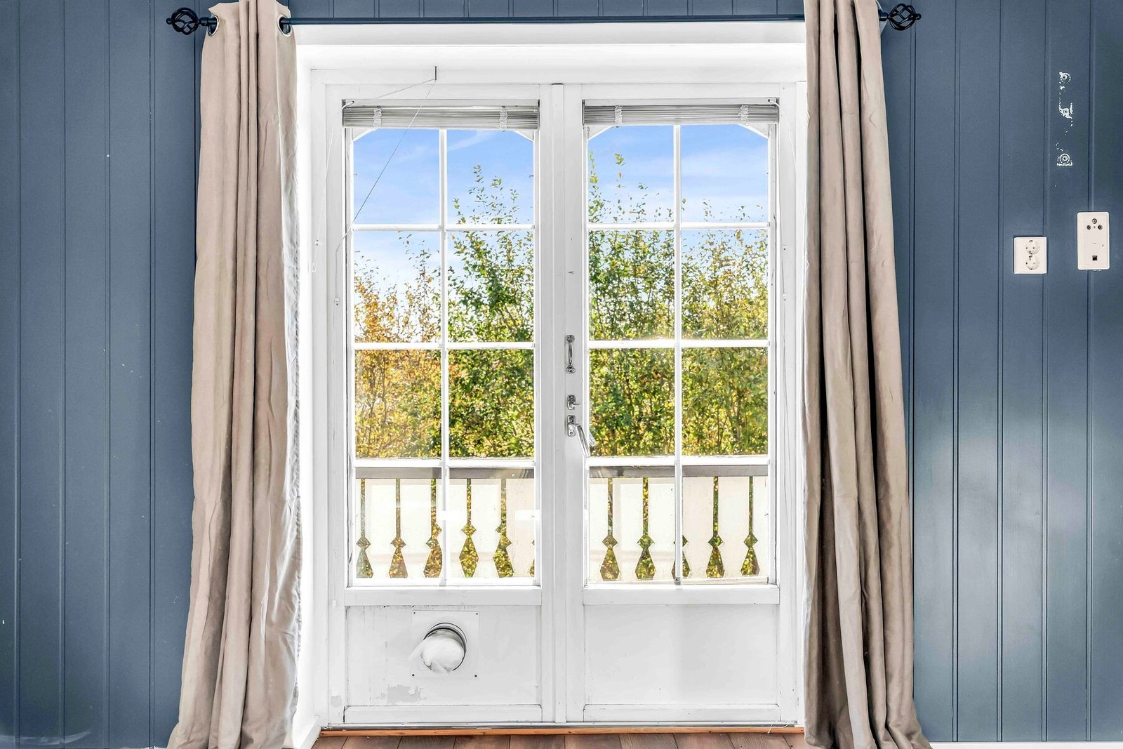 Fra stuen er det dobbelfløyet dør ut til balkongen Galleribilde