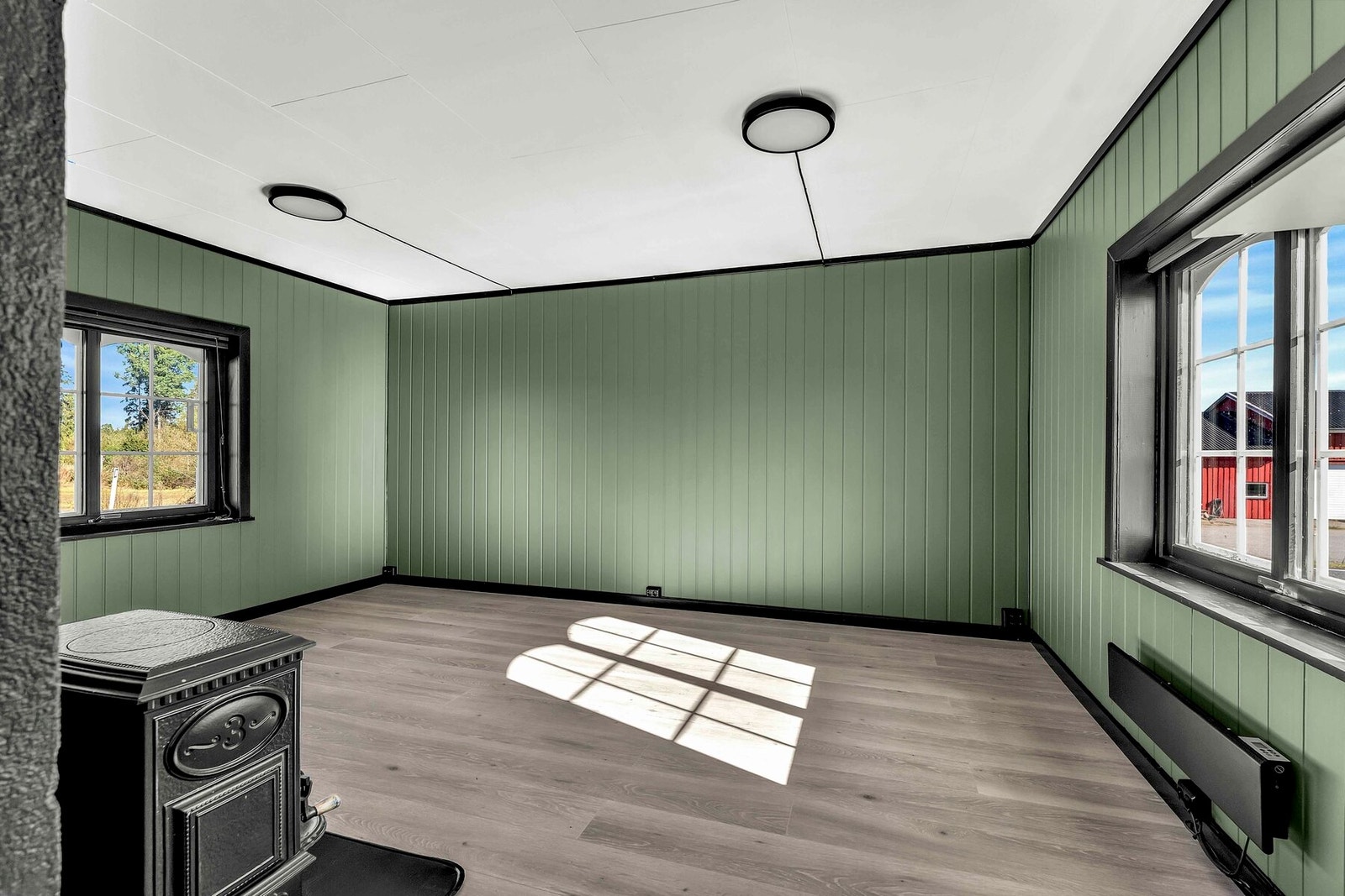 Stue av god størrelse og peisovn Galleribilde