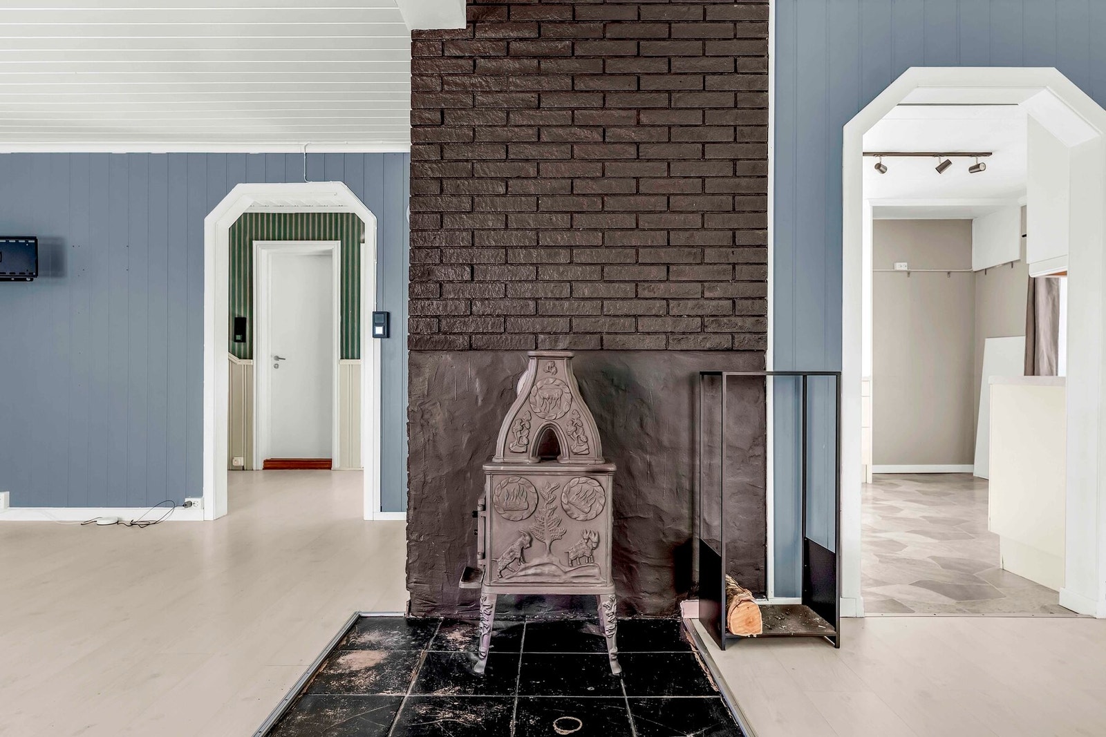 I stuen er det både nyere varmepumpe luft/luft og vedovn Galleribilde