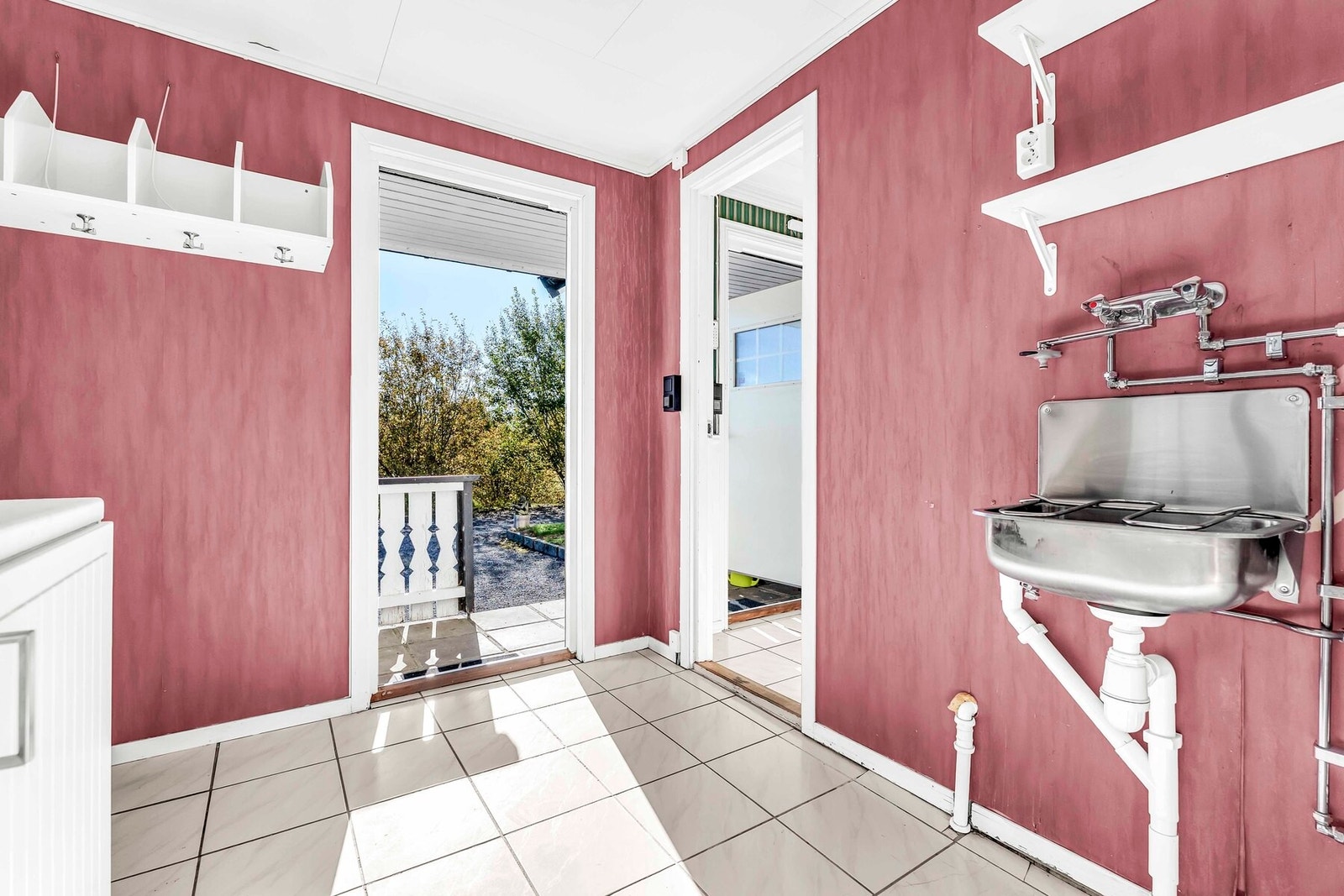 Praktisk med eget separat vaskerom i første etasje Galleribilde