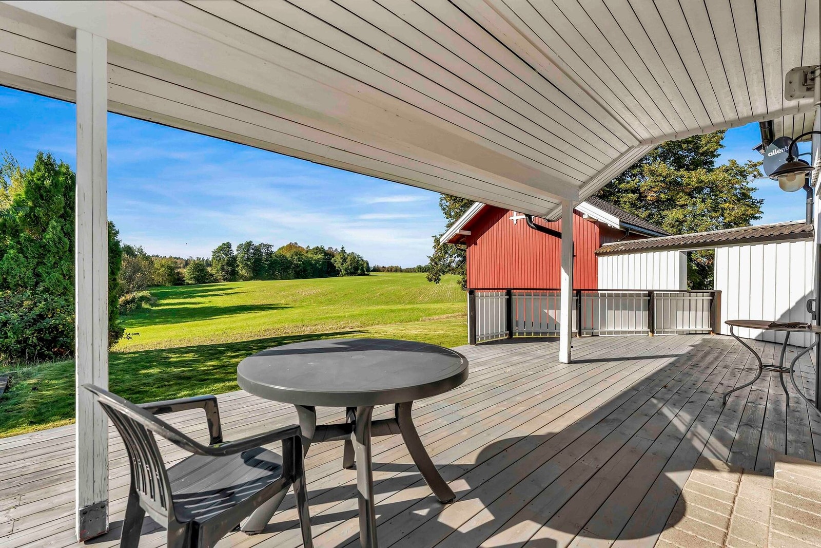 Mot vest er det hyggelig og overbygd terrasse med herlig utsyn og flotte solforhold Galleribilde