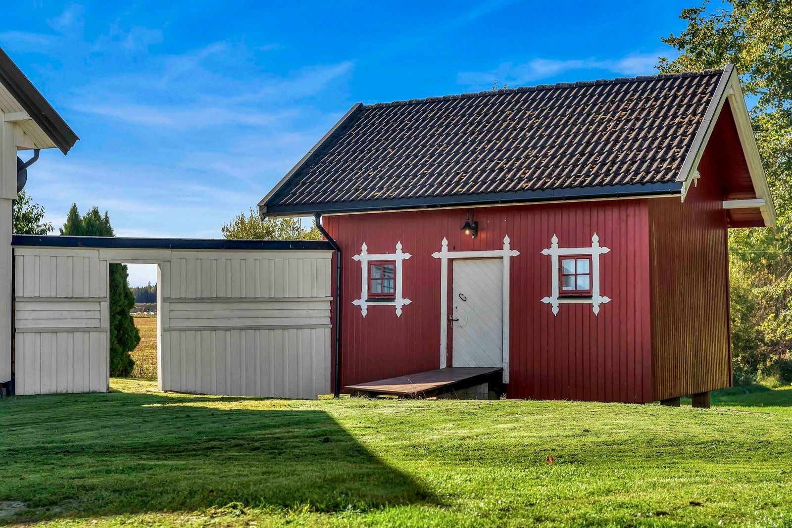 Koselig med stabbur på tomten. Eiendommen er et tidligere gårdstun Galleribilde