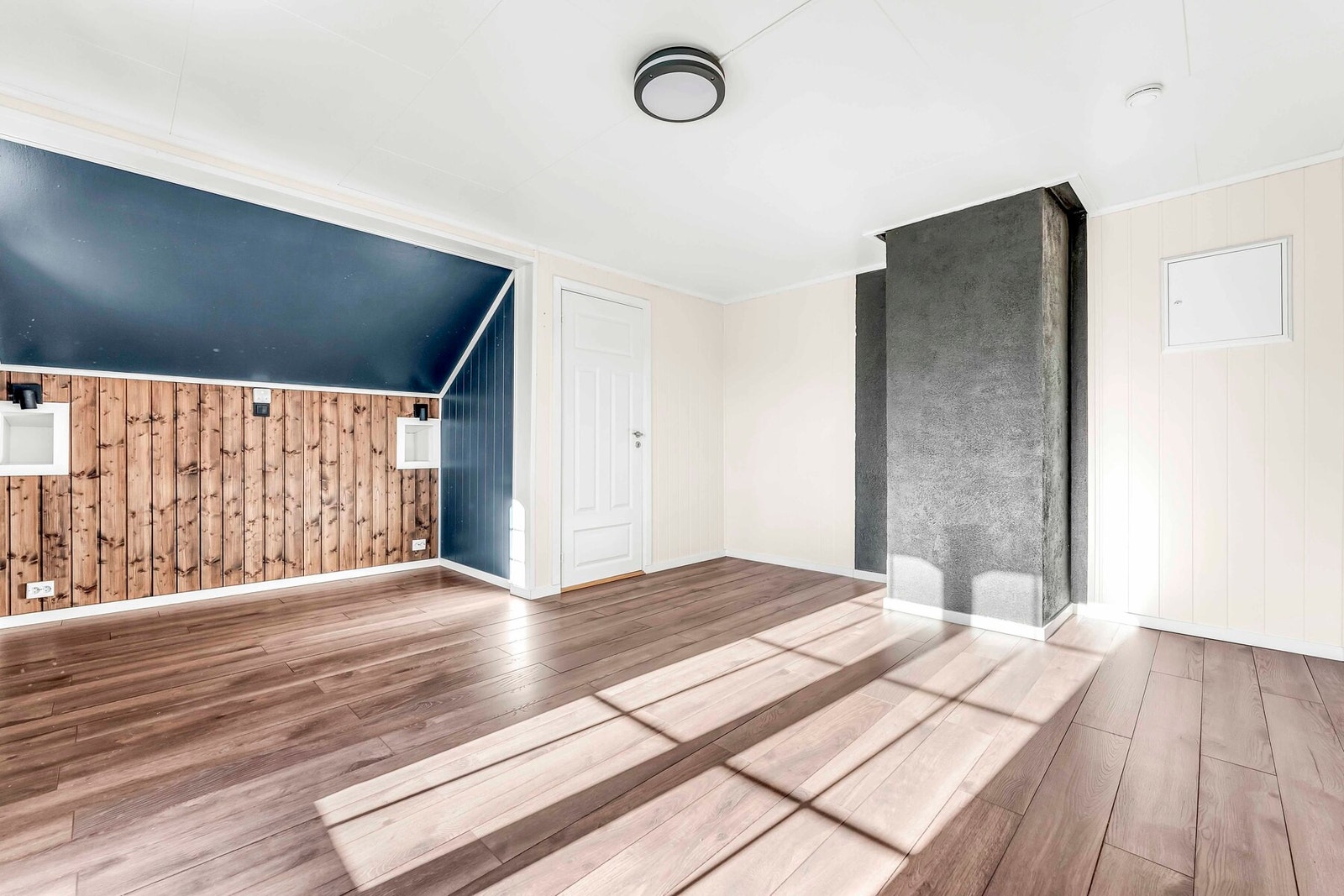 Stort soverom i andre etasje med utgang til luftebalkong Galleribilde