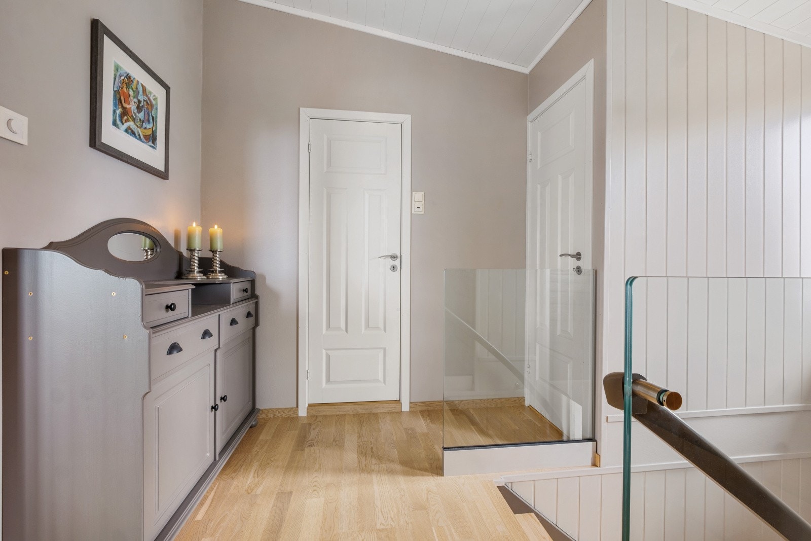 Beveger du deg opp i 2. etasje finner du stue m/kjøkken, soverom, bad og bod/garderobe Galleribilde